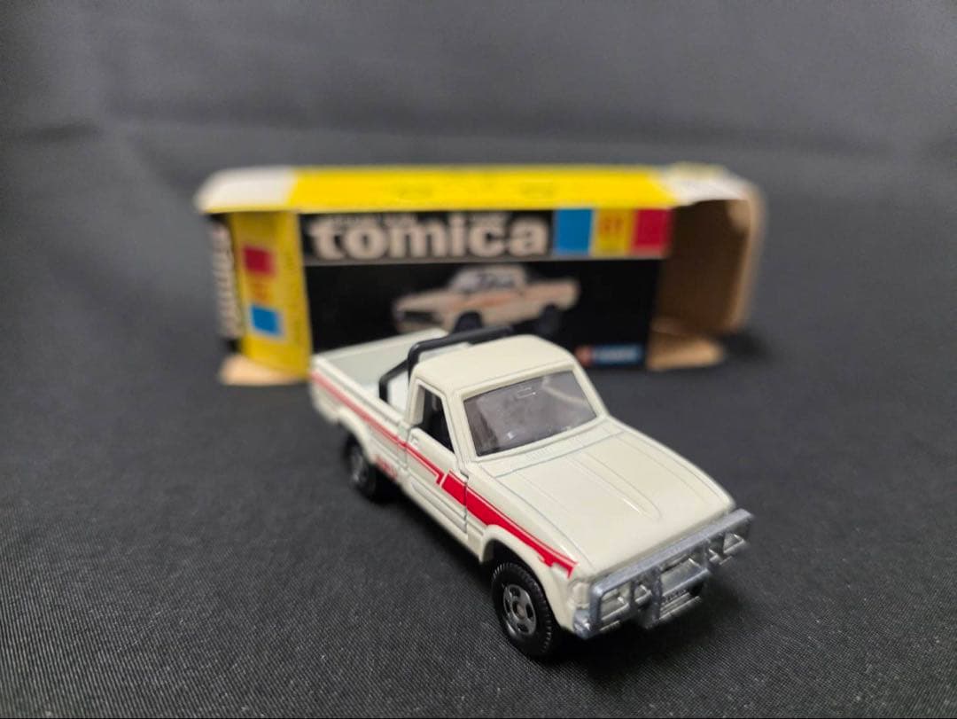 トミカ黒箱61トヨタハイラックス4WD(日本製)
