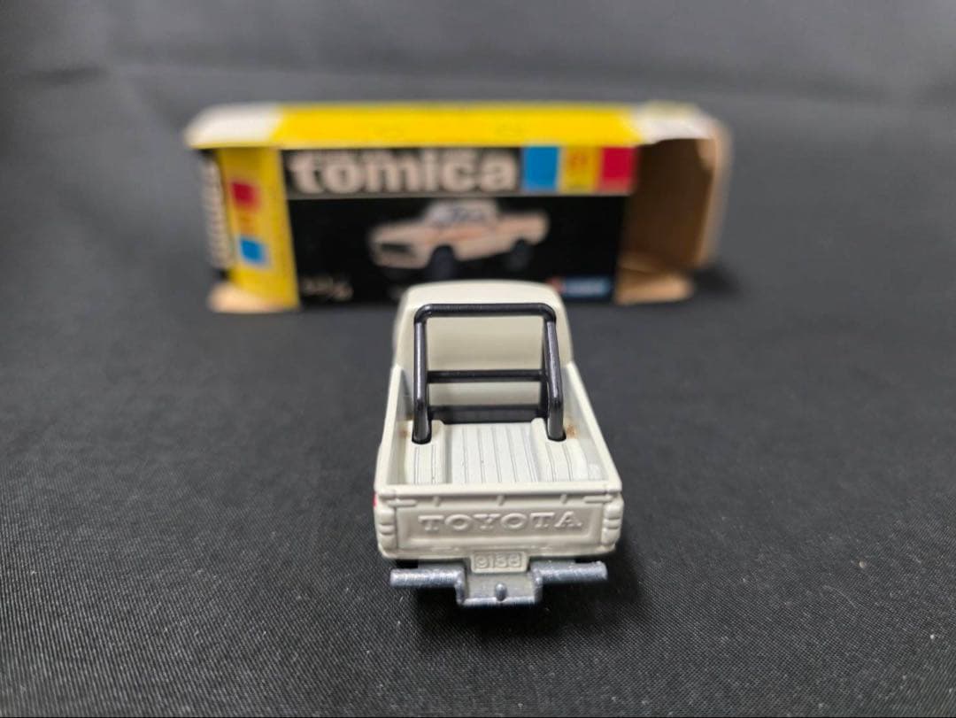 トミカ黒箱61トヨタハイラックス4WD(日本製)