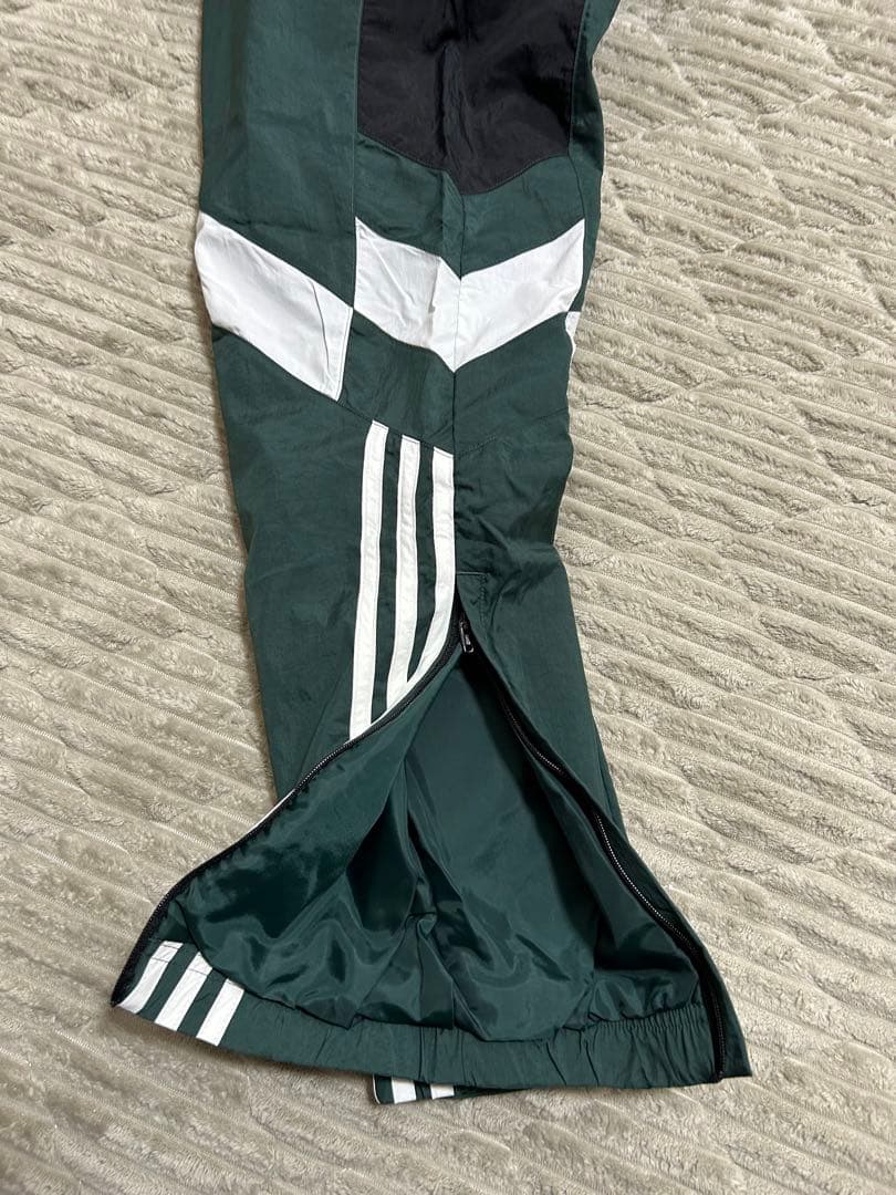 adidas ダークグリーン ジャージパンツ