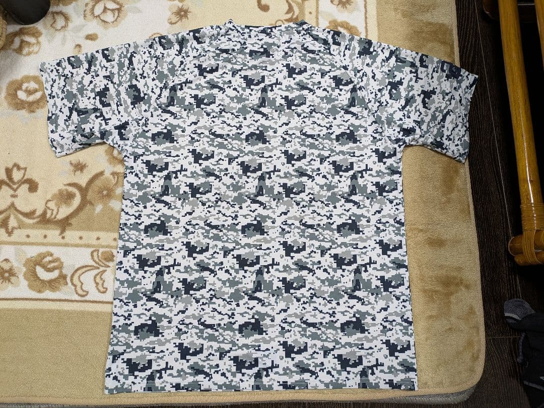 東京ヤクルトスワローズ　白黒ドット柄Tシャツ　②
