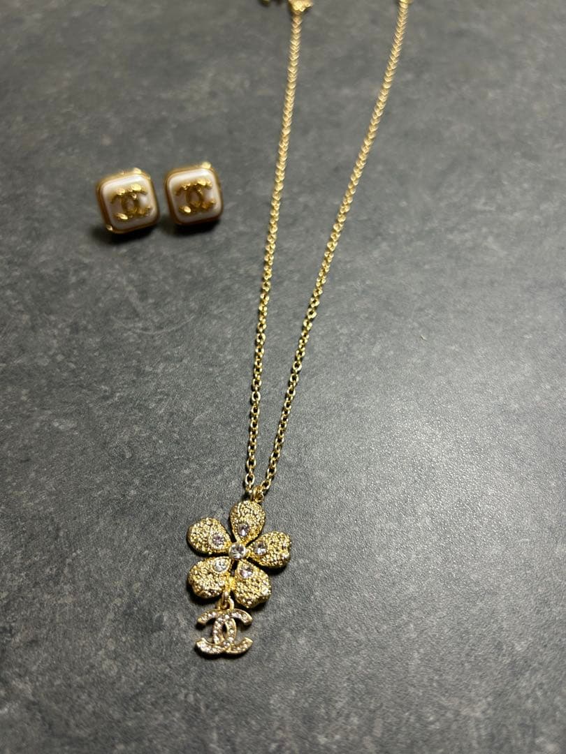 CHANEL フラワーモチーフ キラキラネックレス ロゴピアス セット売り