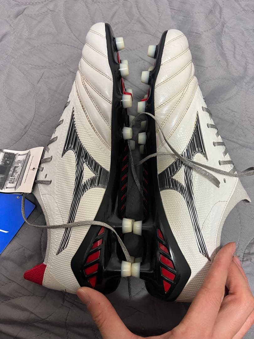 新品 ミズノ サッカースパイク モレリアネオ3 β JAPAN 白赤黒 27.5