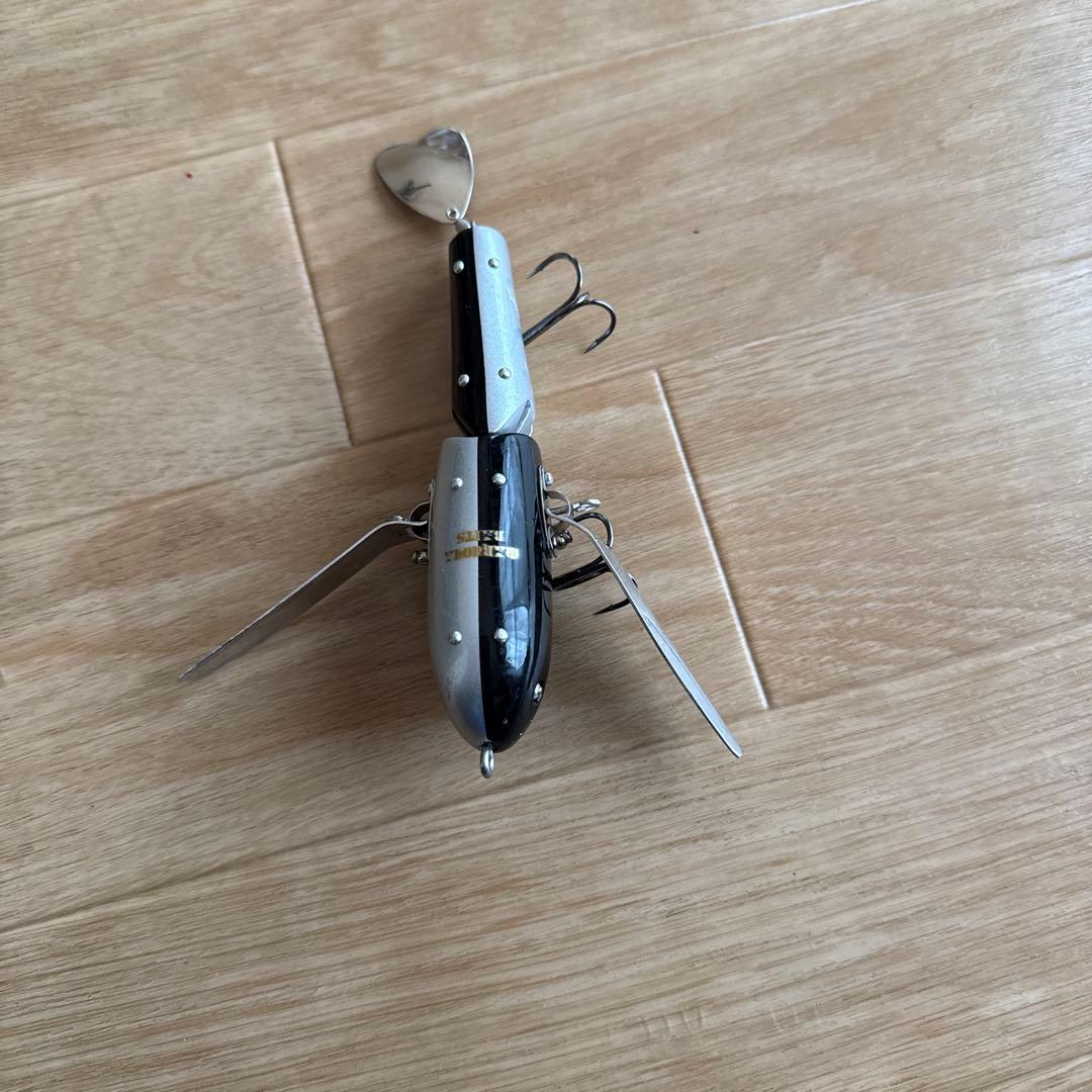 トップウォーター ルアー 黒と銀 スピナー付き