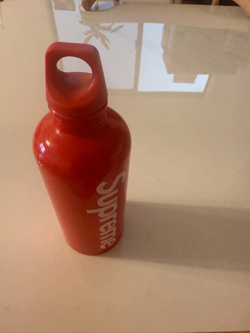 Supreme ロゴ入り赤色ボトル