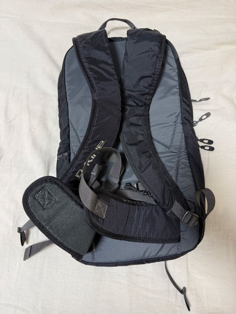 DAKINE ブラックバックパック 18L