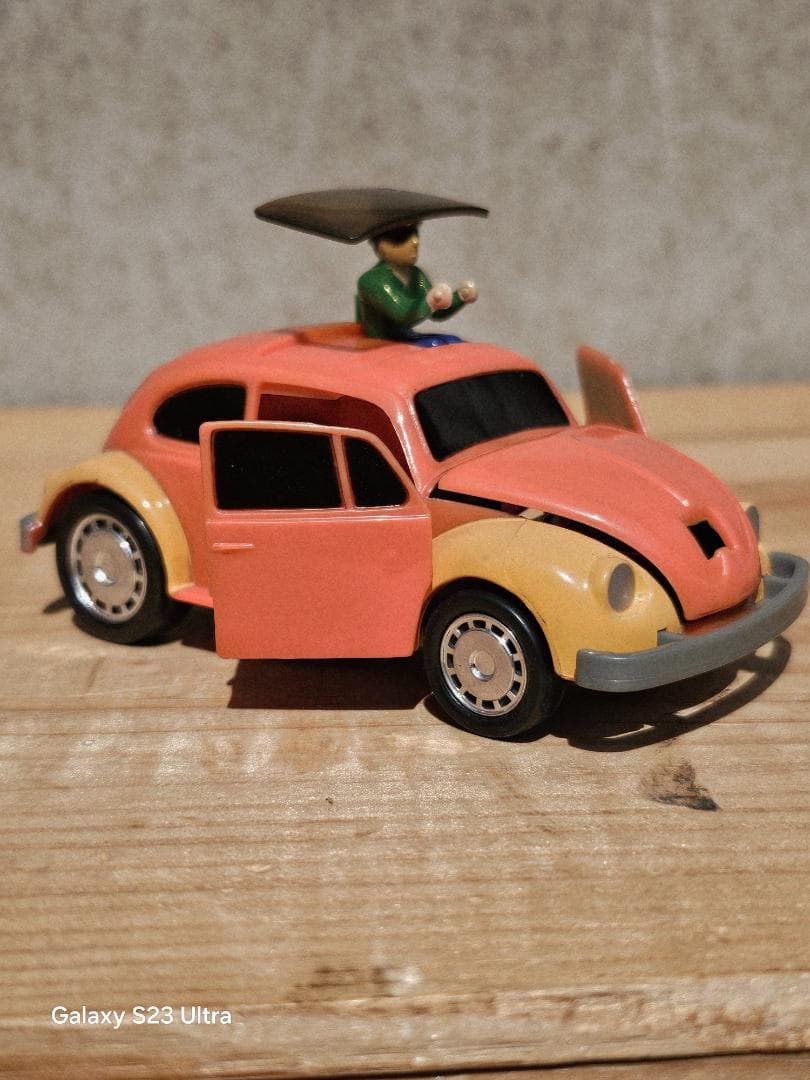 ドライバーが⬆️飛び出すビートルミニカー オレンジとクリーム色 フィギュア付き