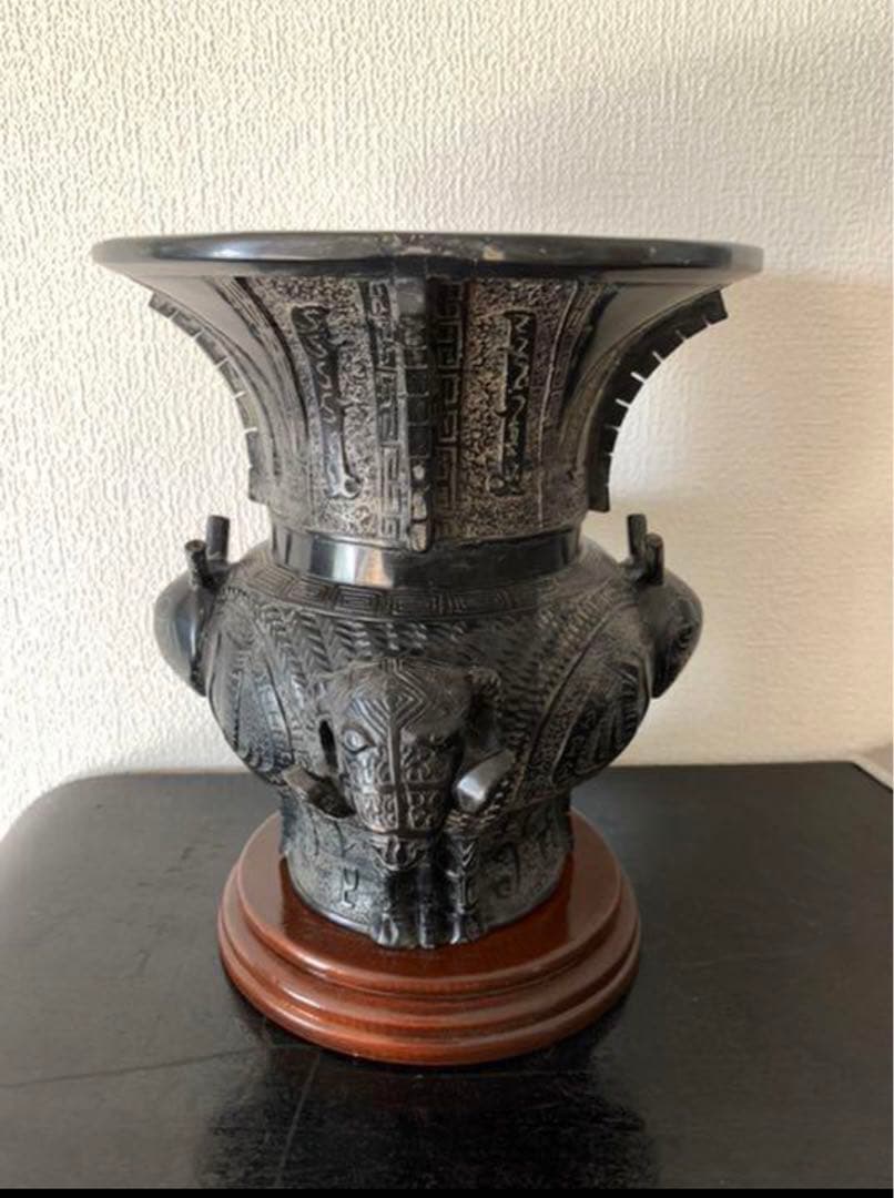 中国　時代物　秦漢時代　四羊方尊 花瓶　天然黒玉石彫り。y601