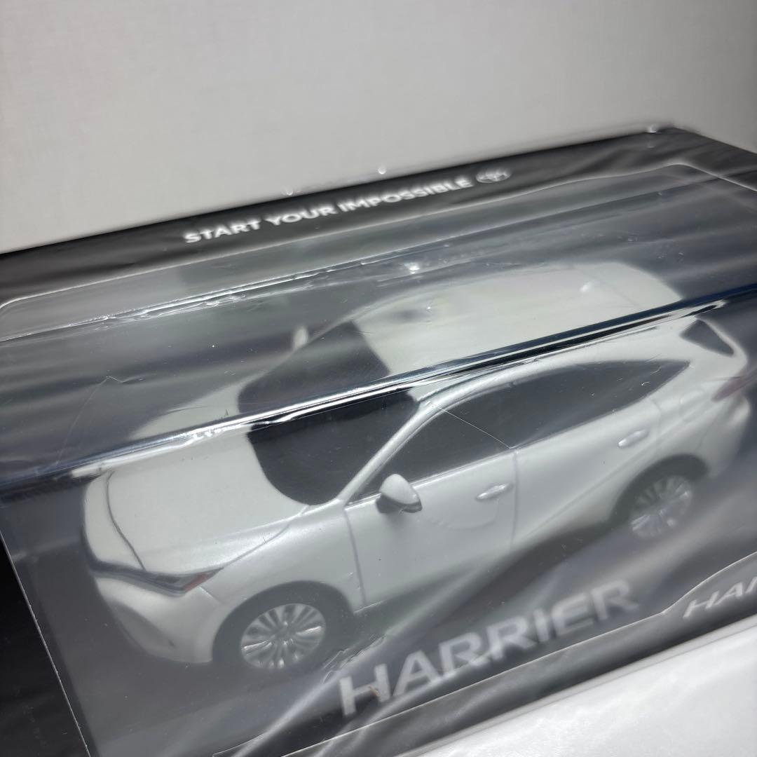 トヨタ　ハリアーミニカー　ホワイトパール　新品未開封透明ケース入り