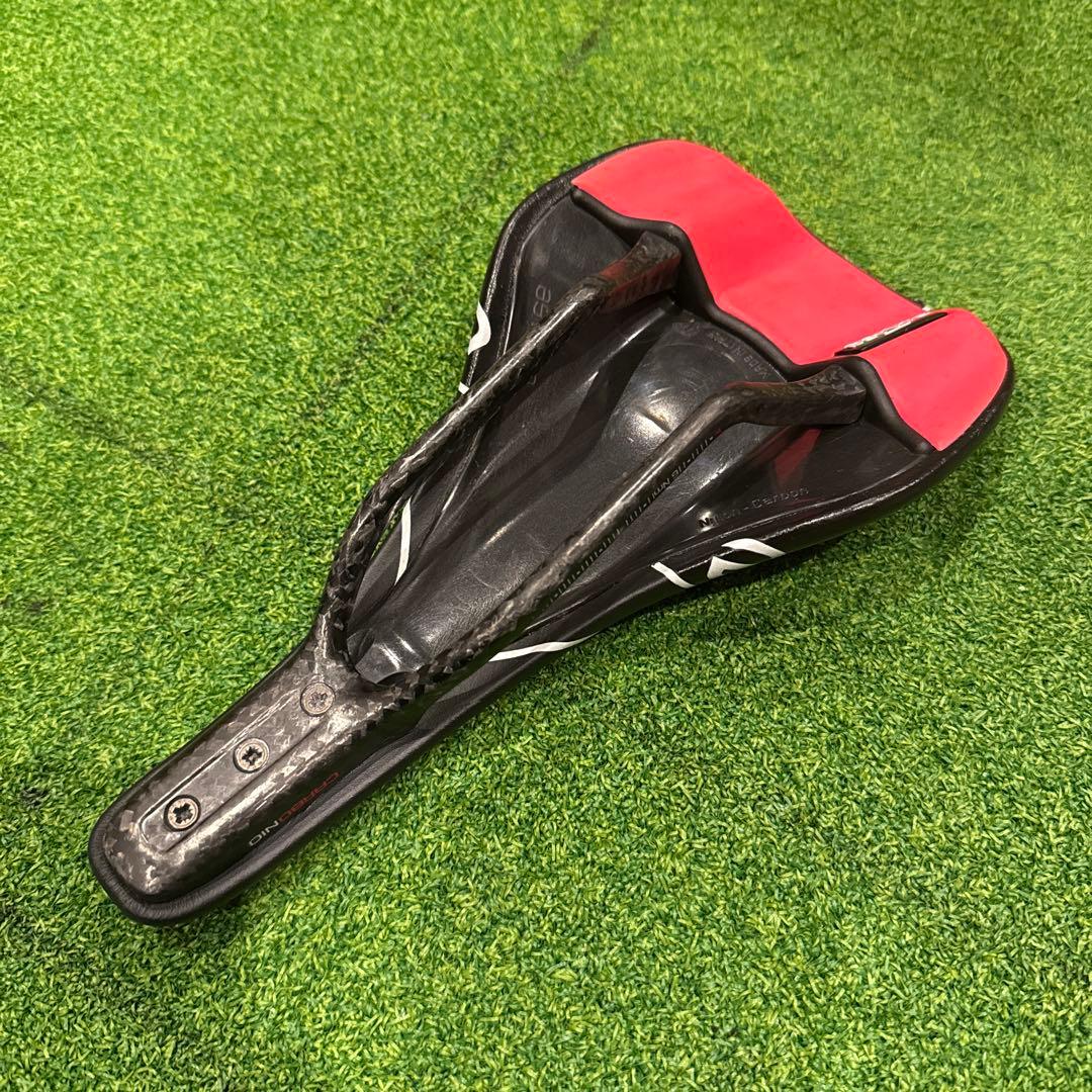 ASTUTE RUSH カーボンサドル 黒ピンク