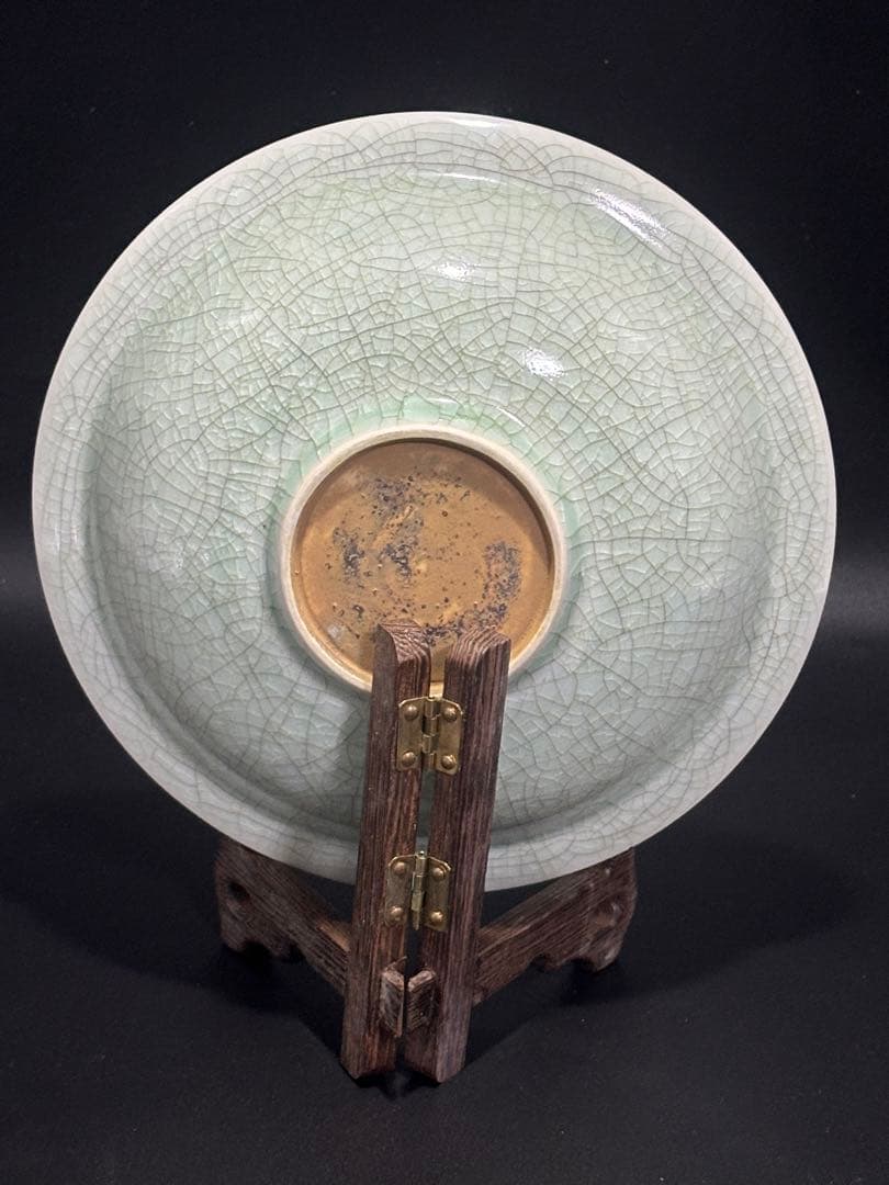 中国　宋元時代 淡い緑色のひび割れ模様の陶器皿