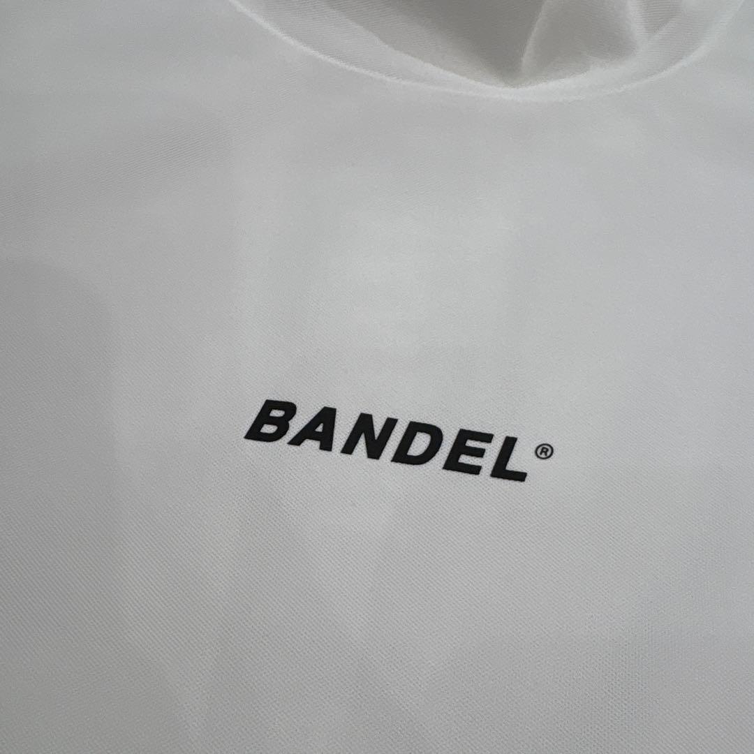 Bandel ストレートロゴ モックネックシャツ