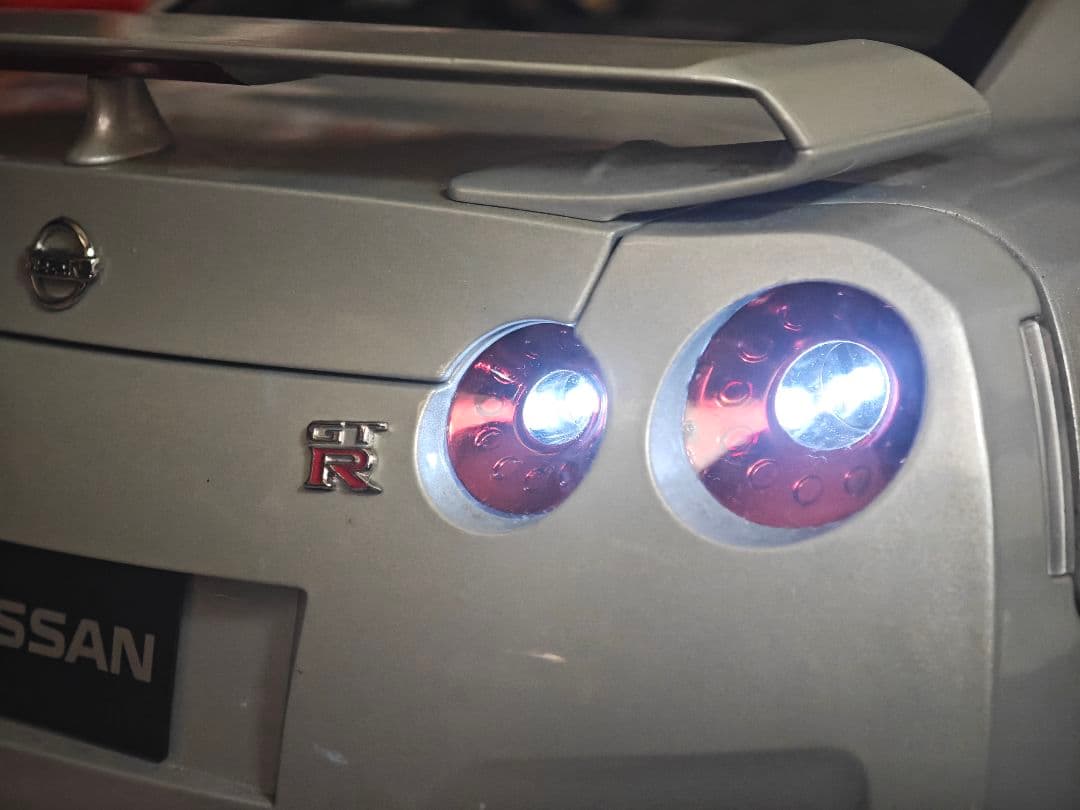 イーグルモス Nissan GT-R 35 1/8スケール シルバー完成品