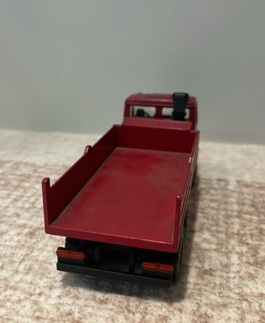 赤いトラック ミニカー 6ホイール