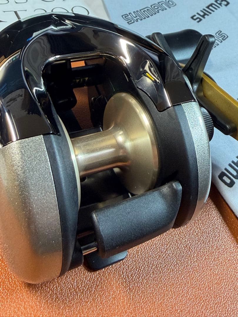 SHIMANO 04バスワンXT200　美品　箱あり　ベイトリール　右巻き