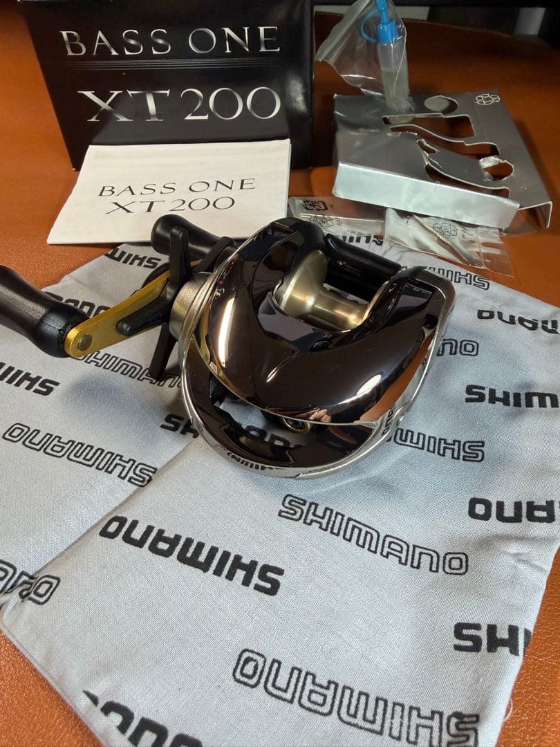 SHIMANO 04バスワンXT200　美品　箱あり　ベイトリール　右巻き