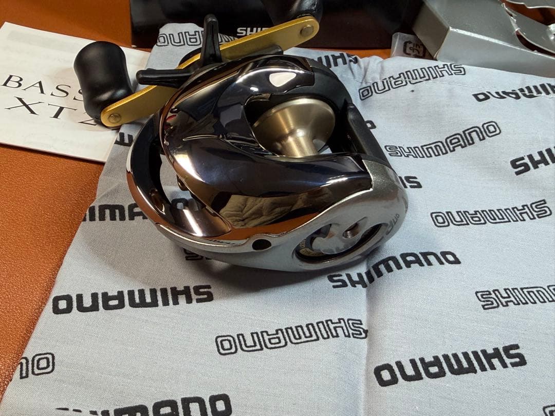 SHIMANO 04バスワンXT200　美品　箱あり　ベイトリール　右巻き