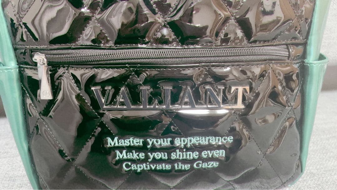 VALIANT 光沢トートバッグ 黒と緑