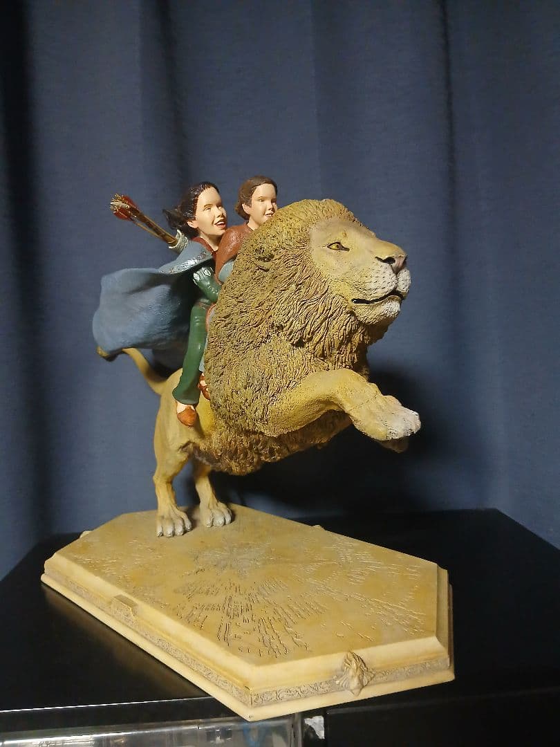 ナルニア国物語　アスランにのるスーザンとルーシーのスタチューweta