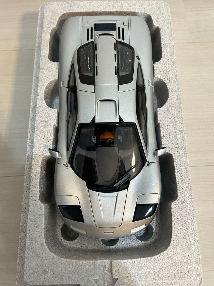 【未使用品】オートアート マクラーレンF1 マグネシウム シルバー