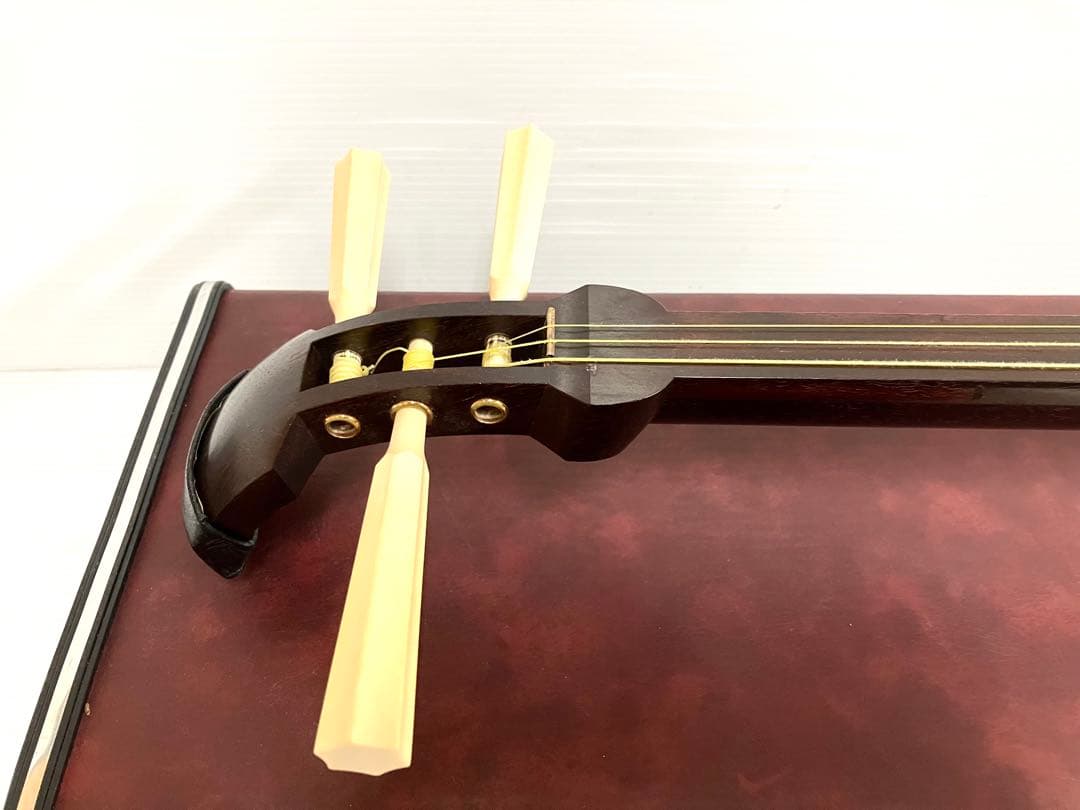 美品◆民謡三味線◆紅木 中棹 皮破れ無 鼈甲撥／竹駒／替え弦／ケース付