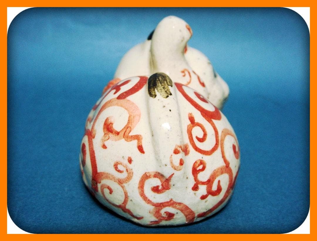 741『赤い唐草文 招き猫 横』陶器　/骨董品 古美術 アンティーク 古玩