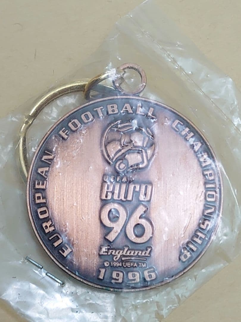 EURO96 イングランド大会のメダルキーホルダー3個セットです