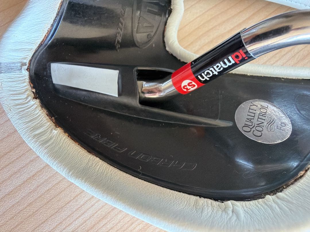 SELLE ITALIA SLR BIO FIT カーボンサドル 白