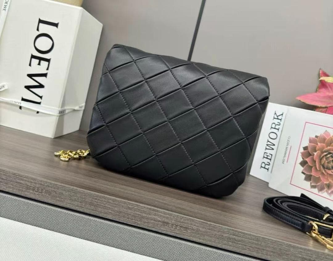 LOEWE黒いキルティングデザインバッグ