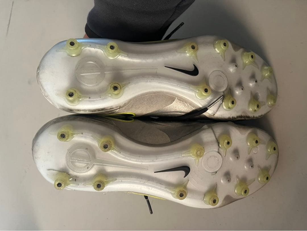 Nike Tiempo トップモデルシルバー/ブラック/イエロー