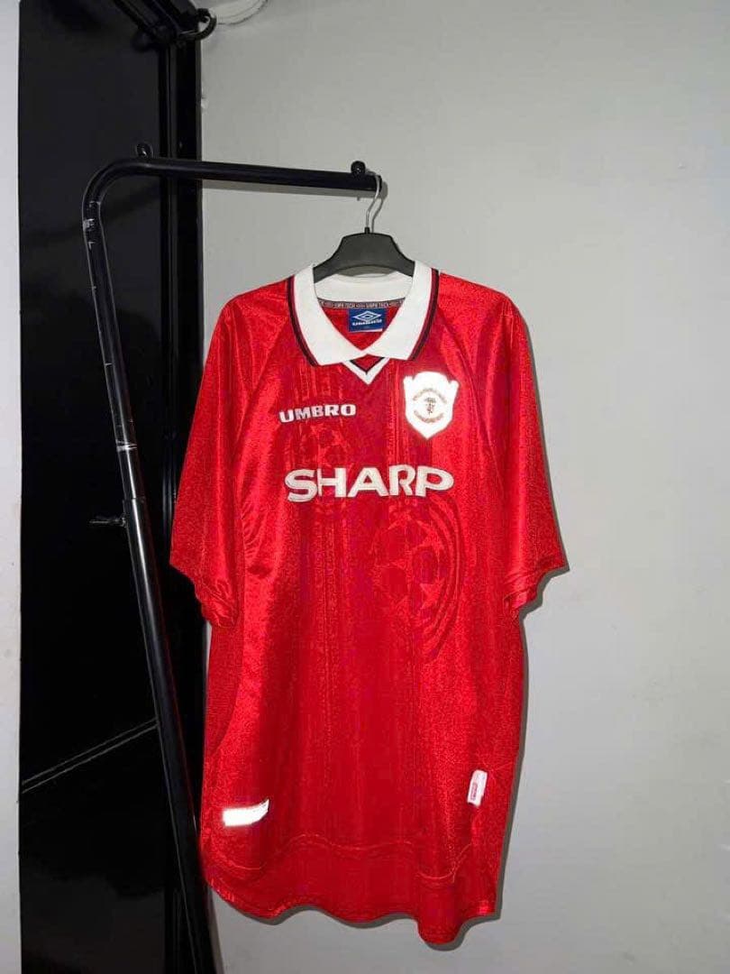 ぞ*だ様 マンチェスター・ユナイテッド UMBRO XL レッドシャツ