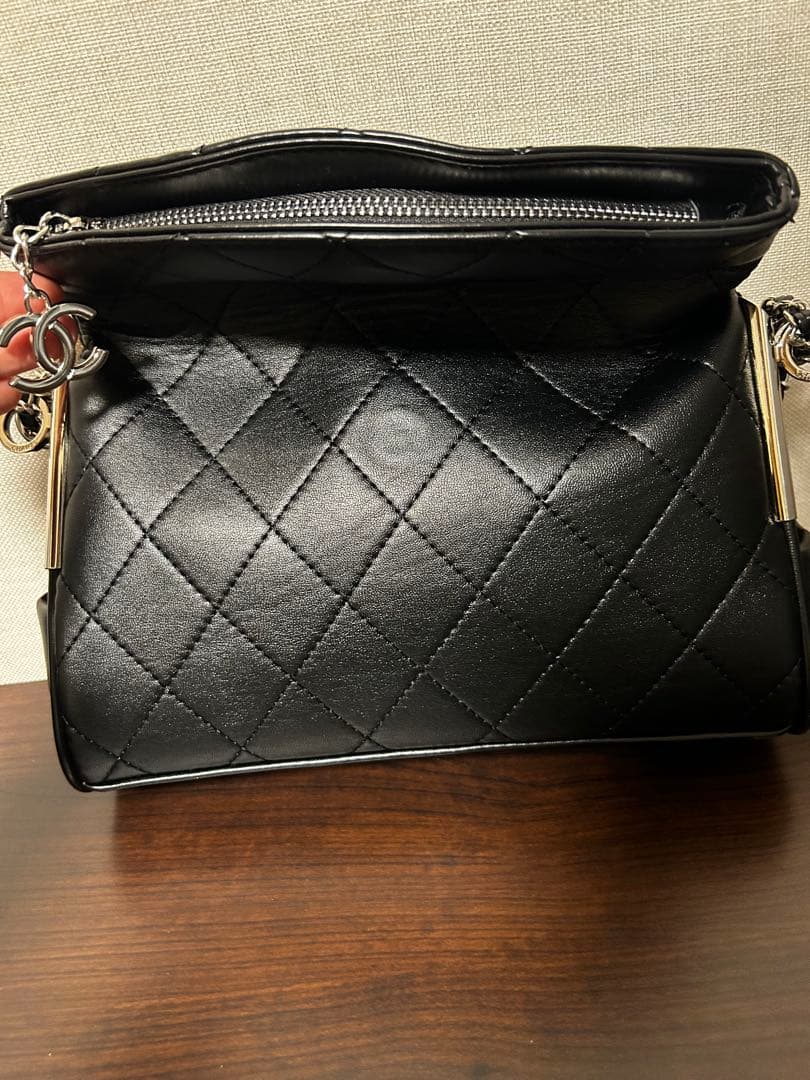 CHANEL ノベルティ ブラック チェーンショルダーバッグ チャーム付き