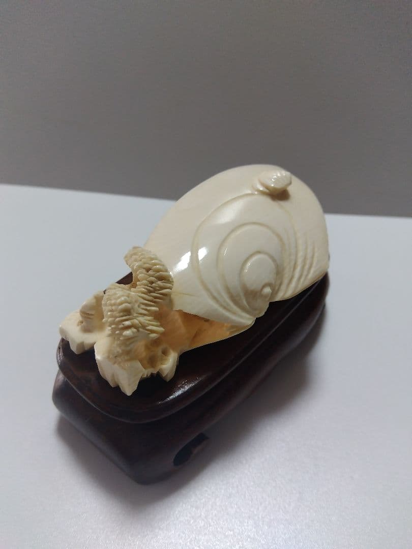 中国っぽい貝デザイン 彫刻 工芸品 置物 台座付き