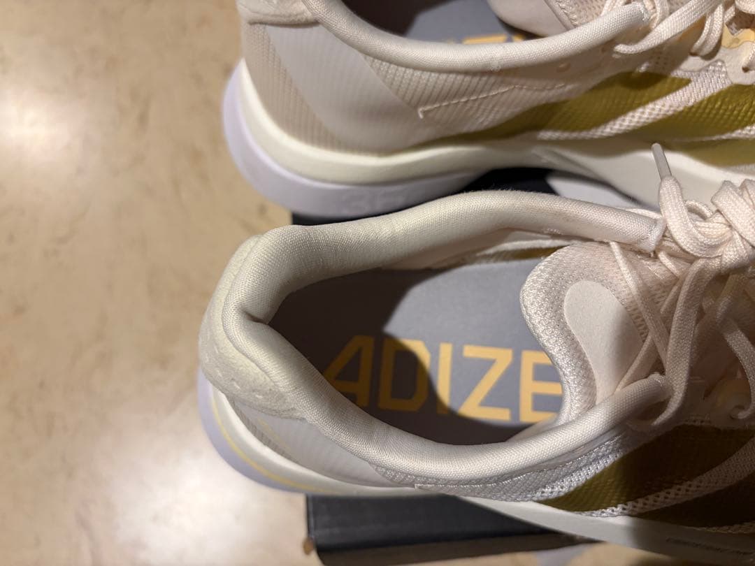 adidas ADIZERO BOSTON 13 ホワイト/ゴールド 24.0㎝
