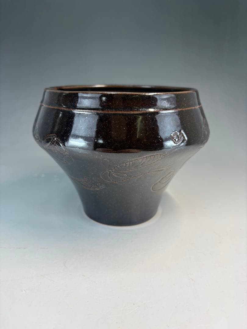 【中古品】茶道具　膳所焼　コマ形宝盡し建水（共箱）