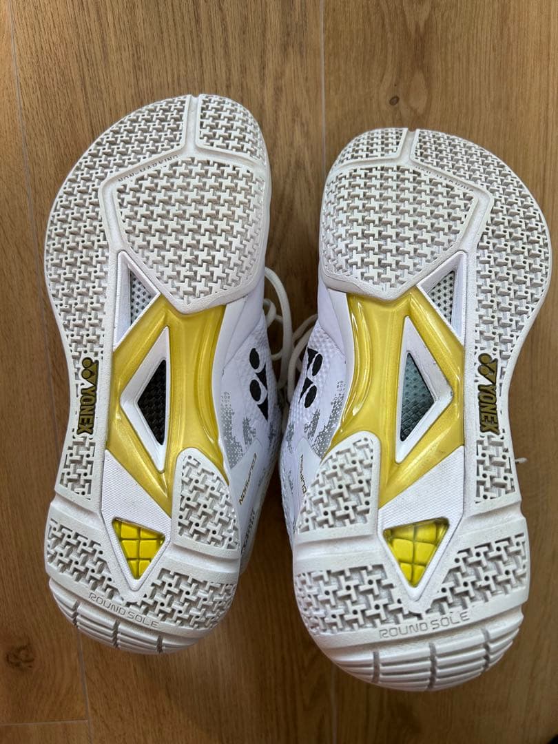 YONEX バドミントンシューズ ホワイト/ゴールド 27cm