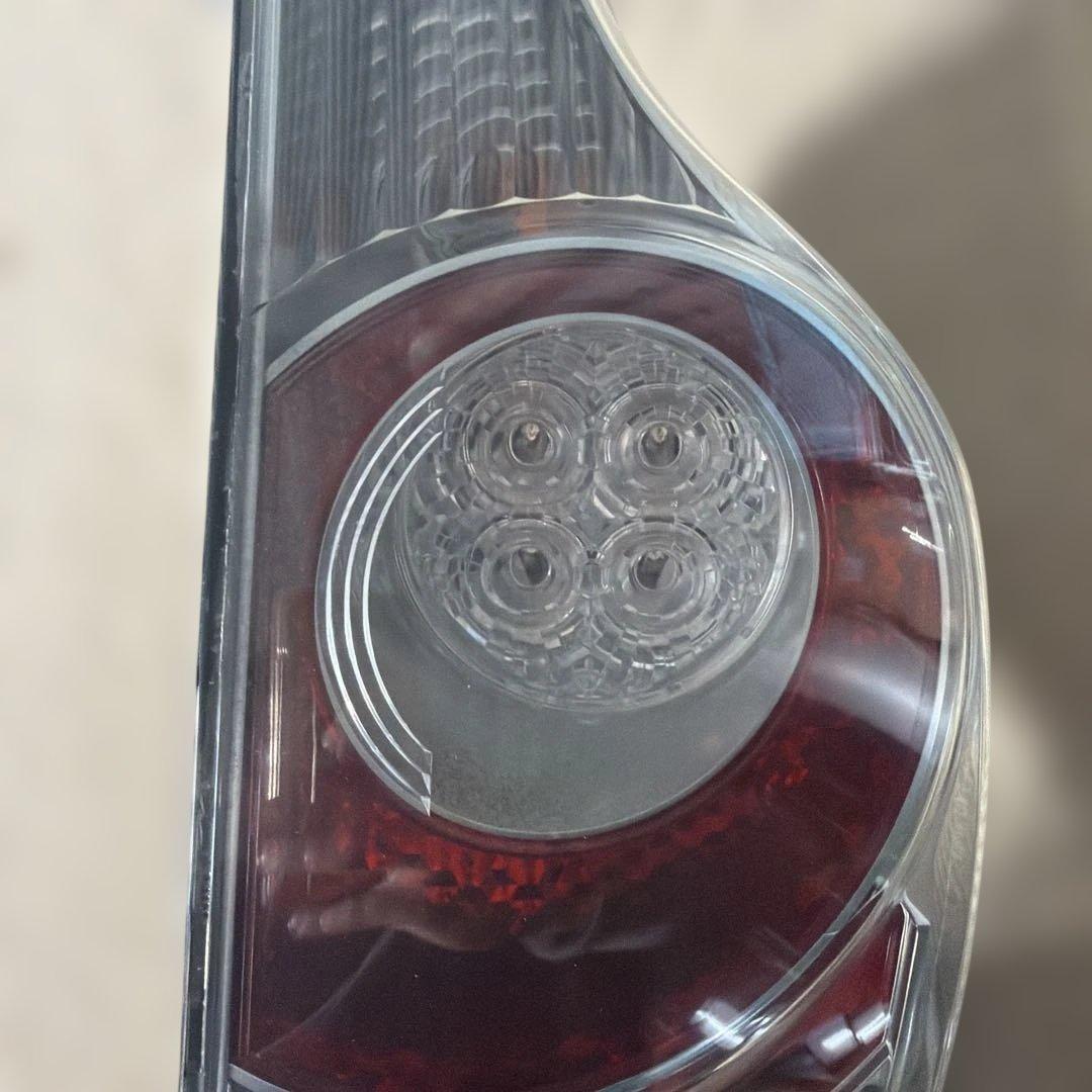 トヨタアクア NHP10 純正 右テールランプ