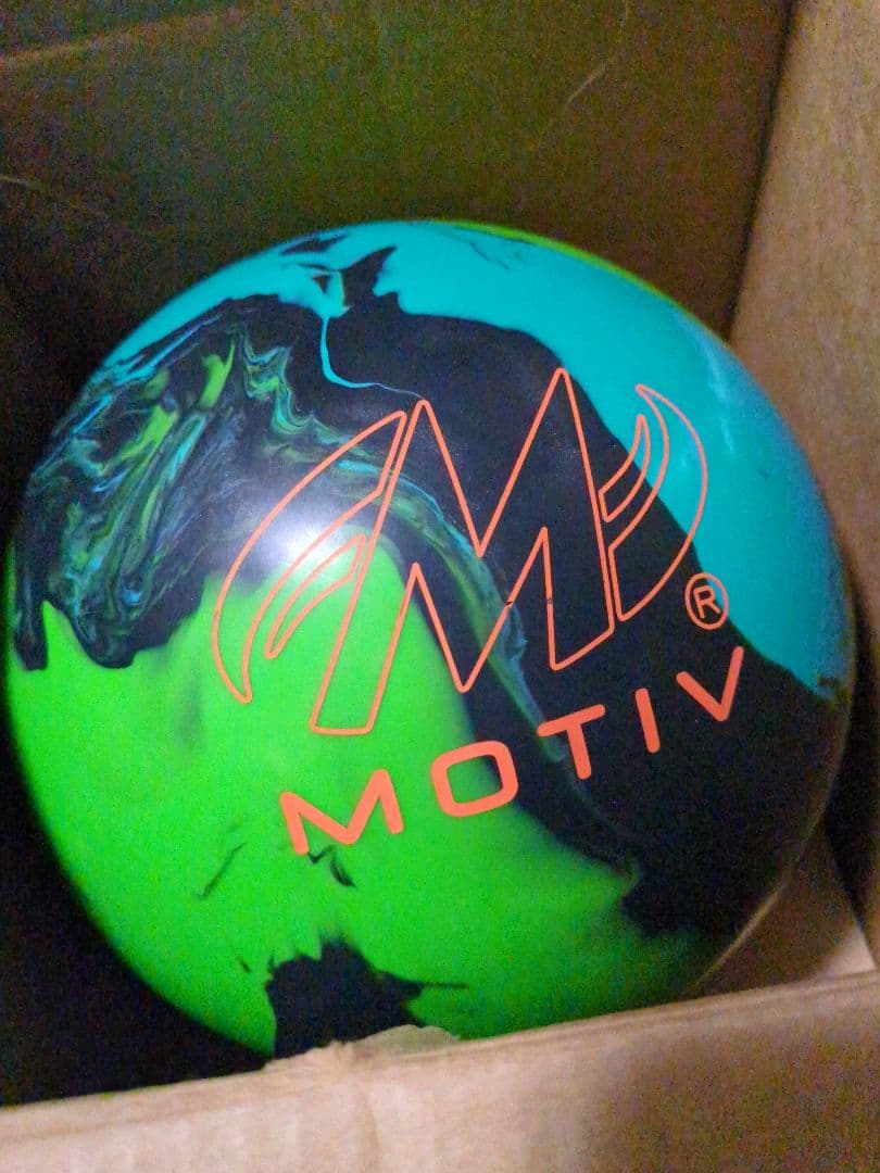 【美品】〜MOTIV ASCEND ボウリングボール　15P