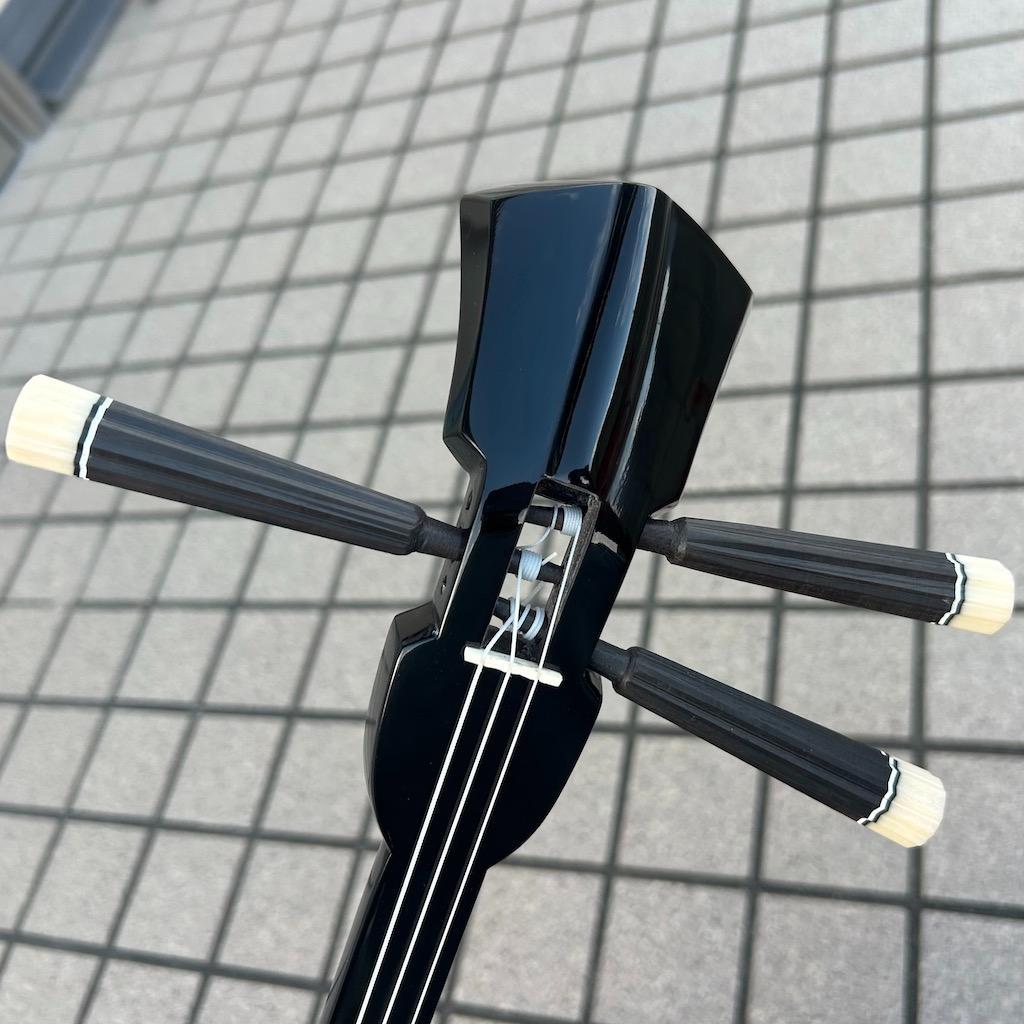 沖縄　三線　新崎型　カミゲン　黒木　本皮一枚張り　黒塗り　伝統工芸士製作