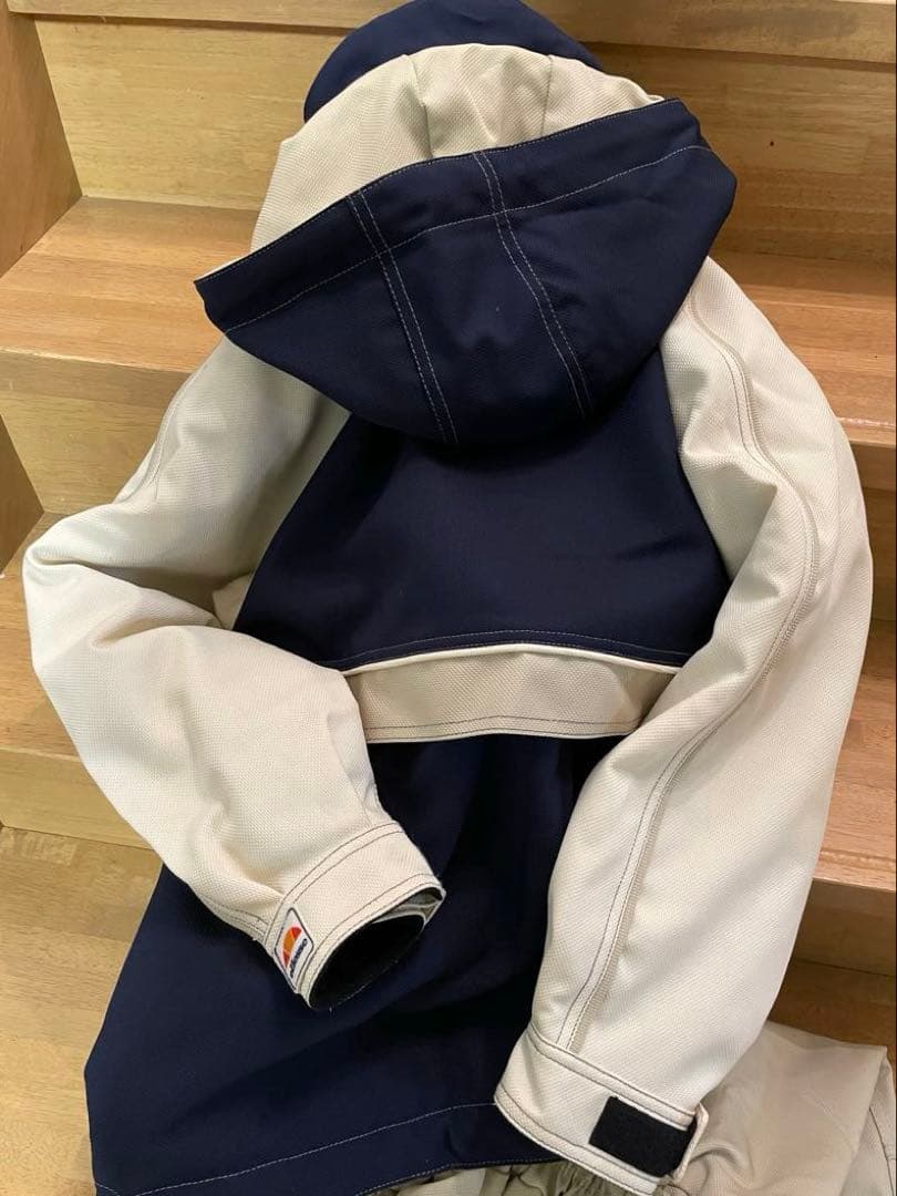 エレッセellesse 女性用スノボーウェア ネイビーとベージュ上下セット