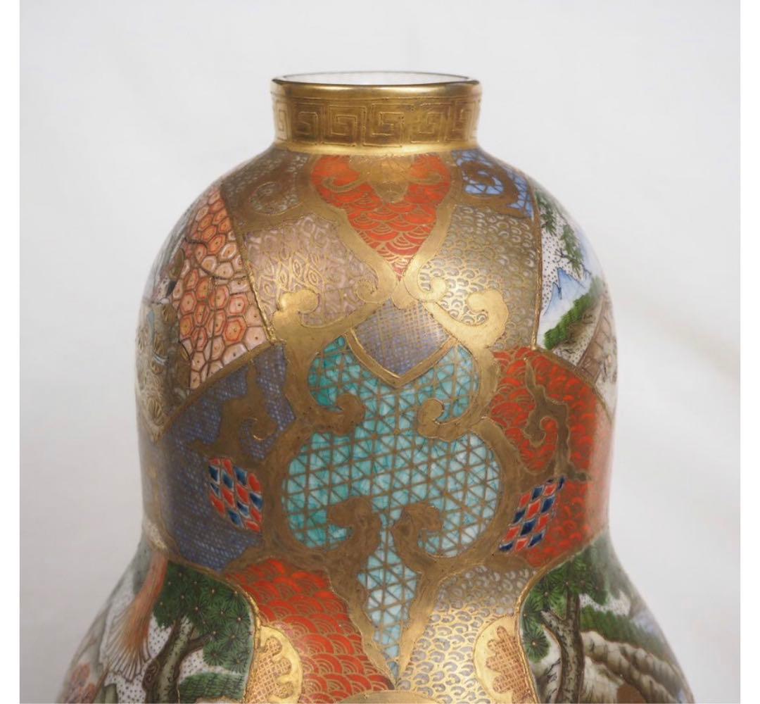 送料無料　明治期 薩摩焼 丸十字家紋　色絵金彩人物図瓢箪形花瓶　高さ23.5ｃｍ
