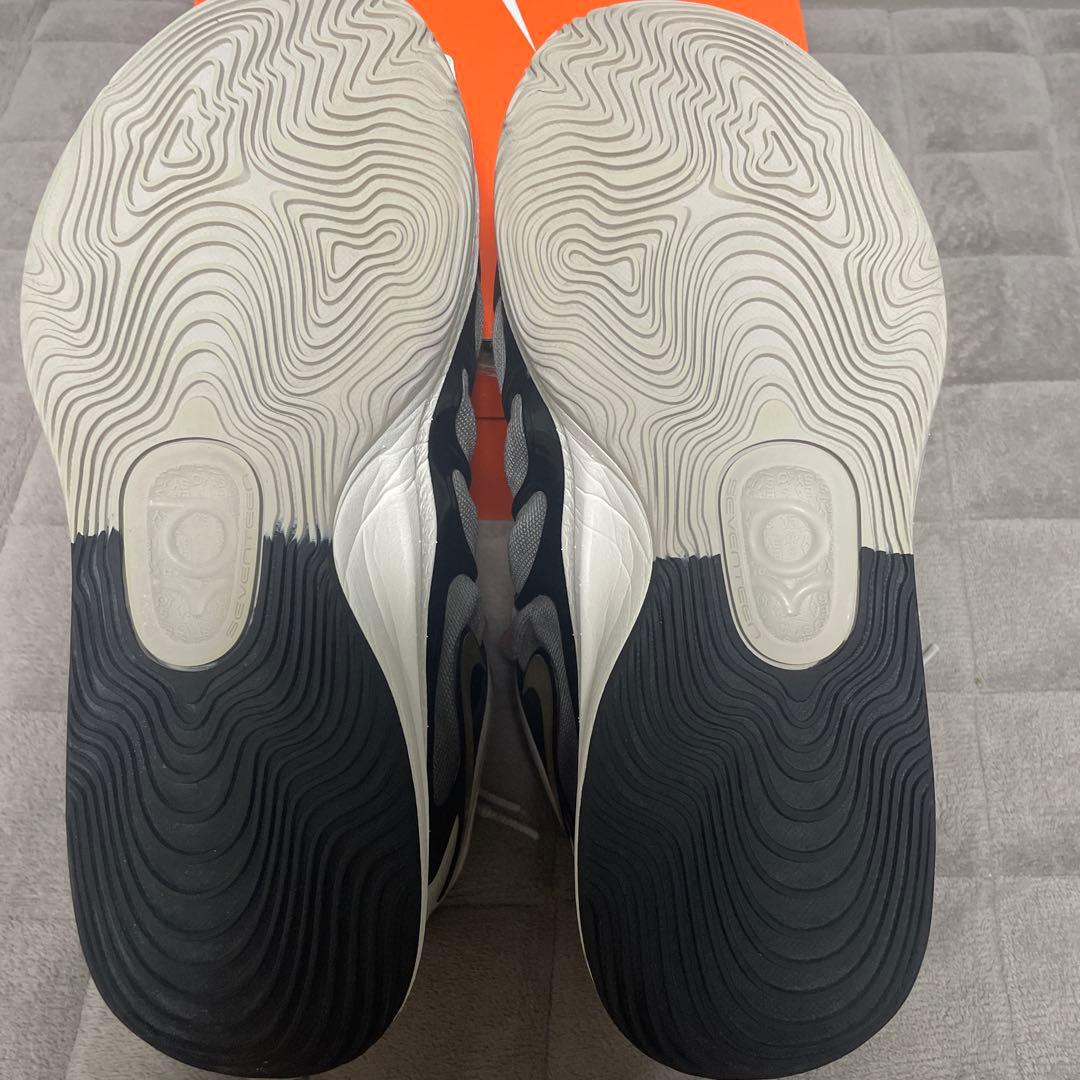 KD 17 “Light Iron Ore／llic Gold”