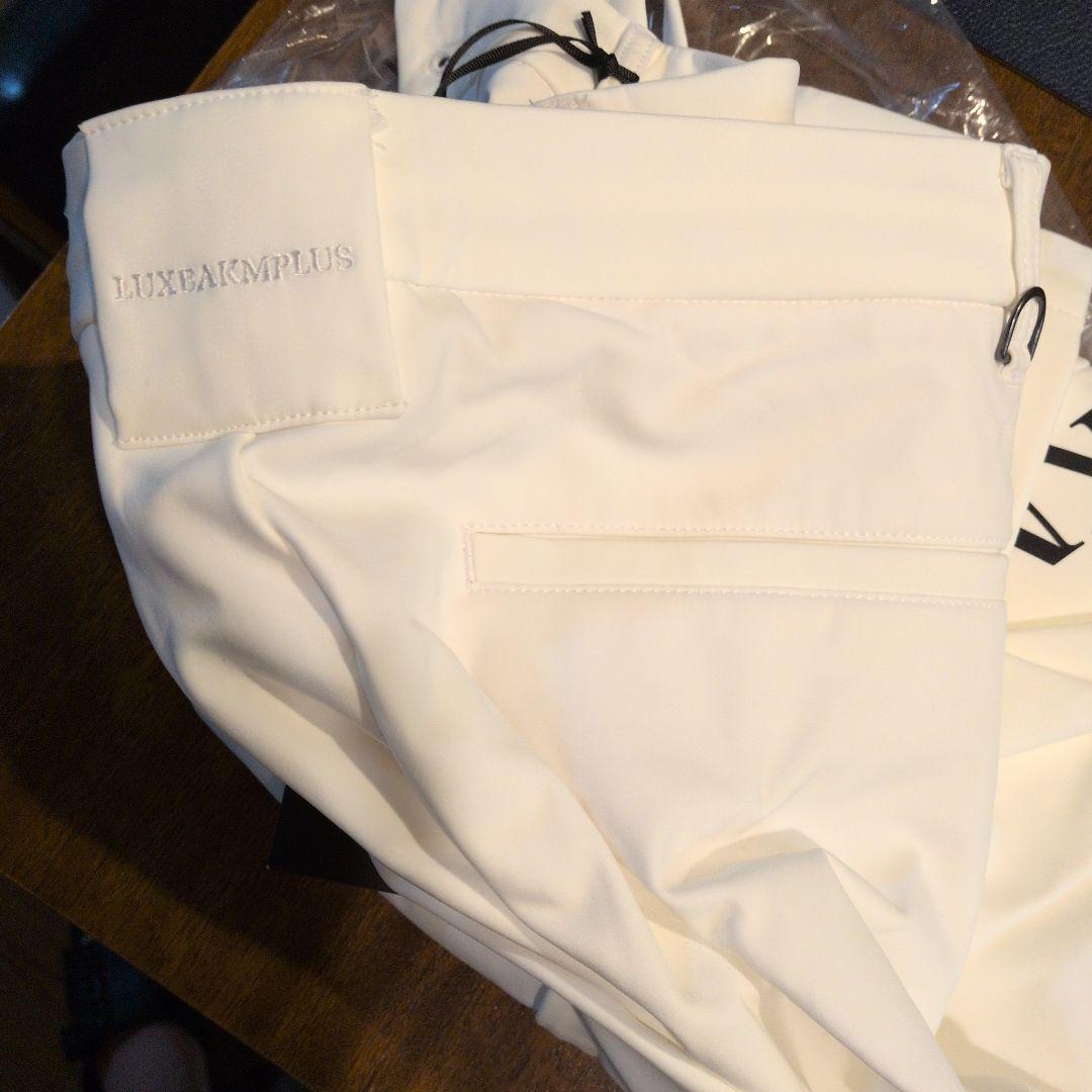 値引中【新品タグ付き】LUXEAKMPLUS ホワイトパンツ