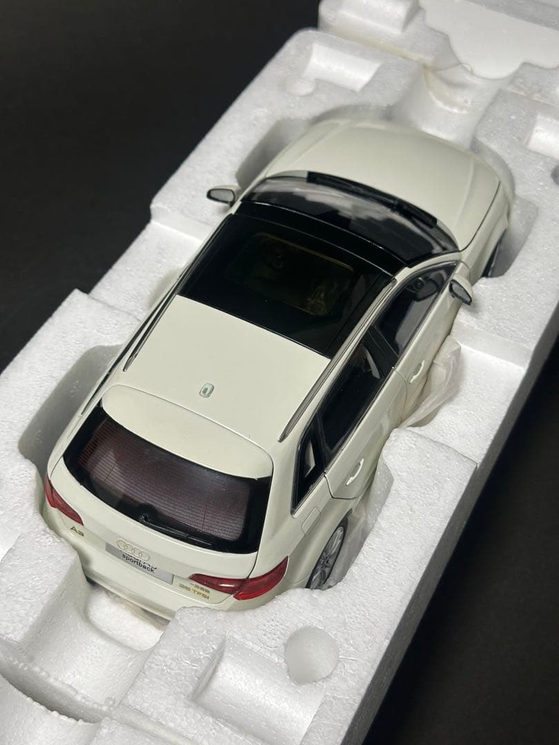 Audi A3 Sportback ホワイト　ミニカー　1/18