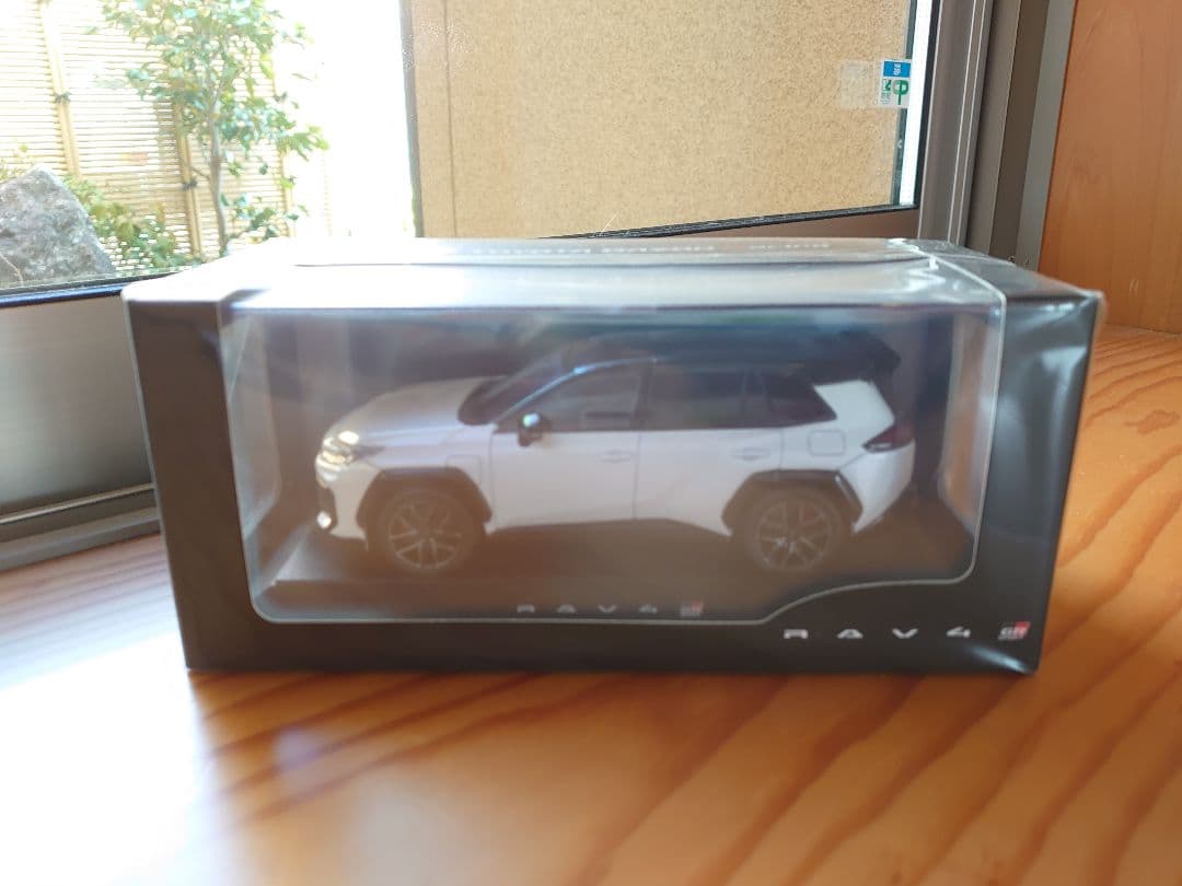 【2台】新型RAV4 GRスポーツ ブラックホワイト　／ホワイト　カラーサンプル