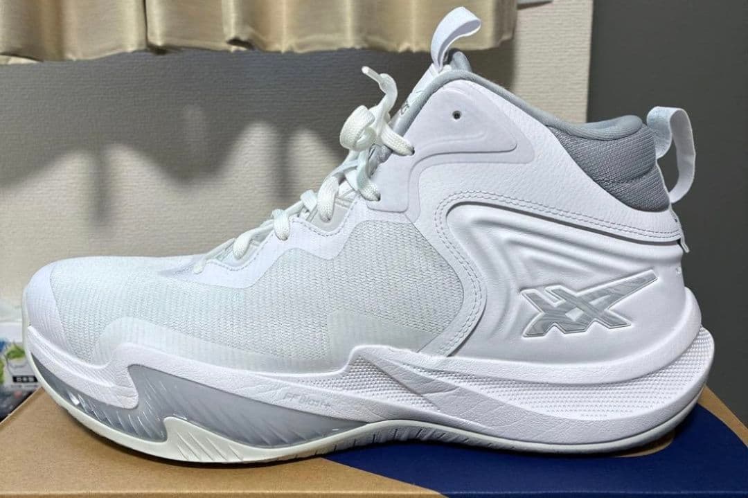 asics バスケットボールシューズ ノヴァサージ3 ホワイト　グレー