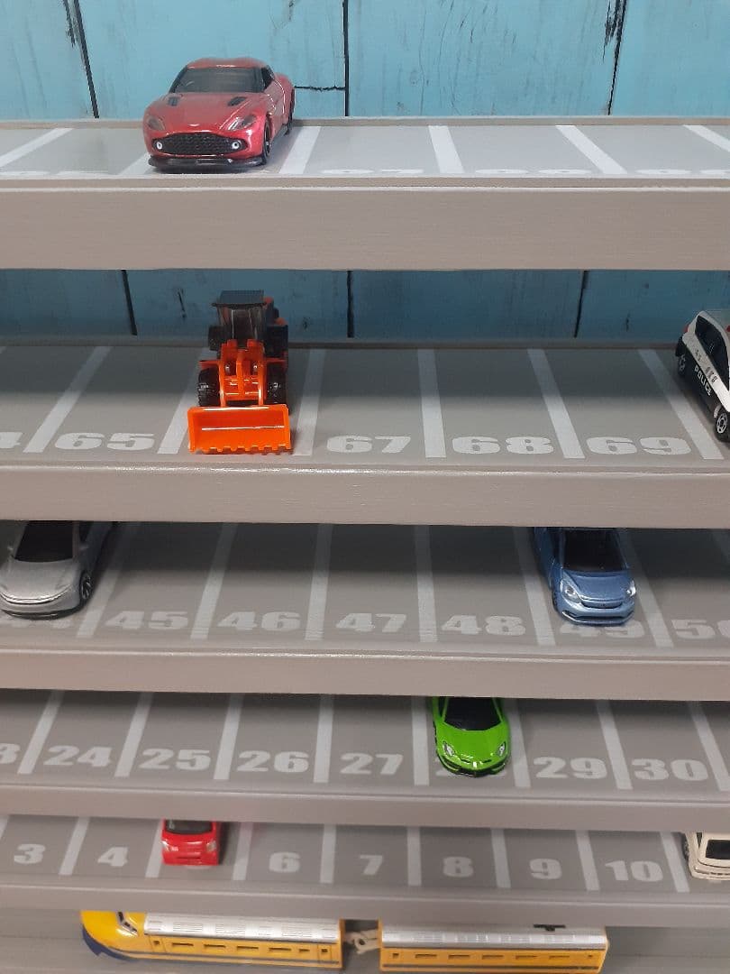7段110台最新版自作トミカプラレール収納棚ロータリー交差点ヘリポート付