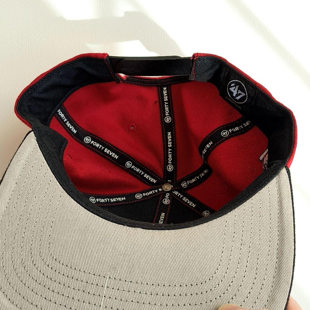 【美品】47Brand 広島東洋カープキャップ カープ坊や 缶バッチ付 赤、黒