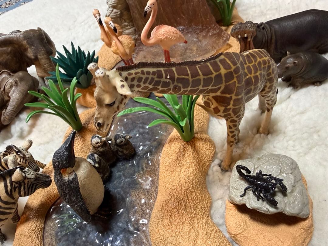 シュライヒ　動物フィギュアセット（ライオン、フラミンゴなど、川、岩など）