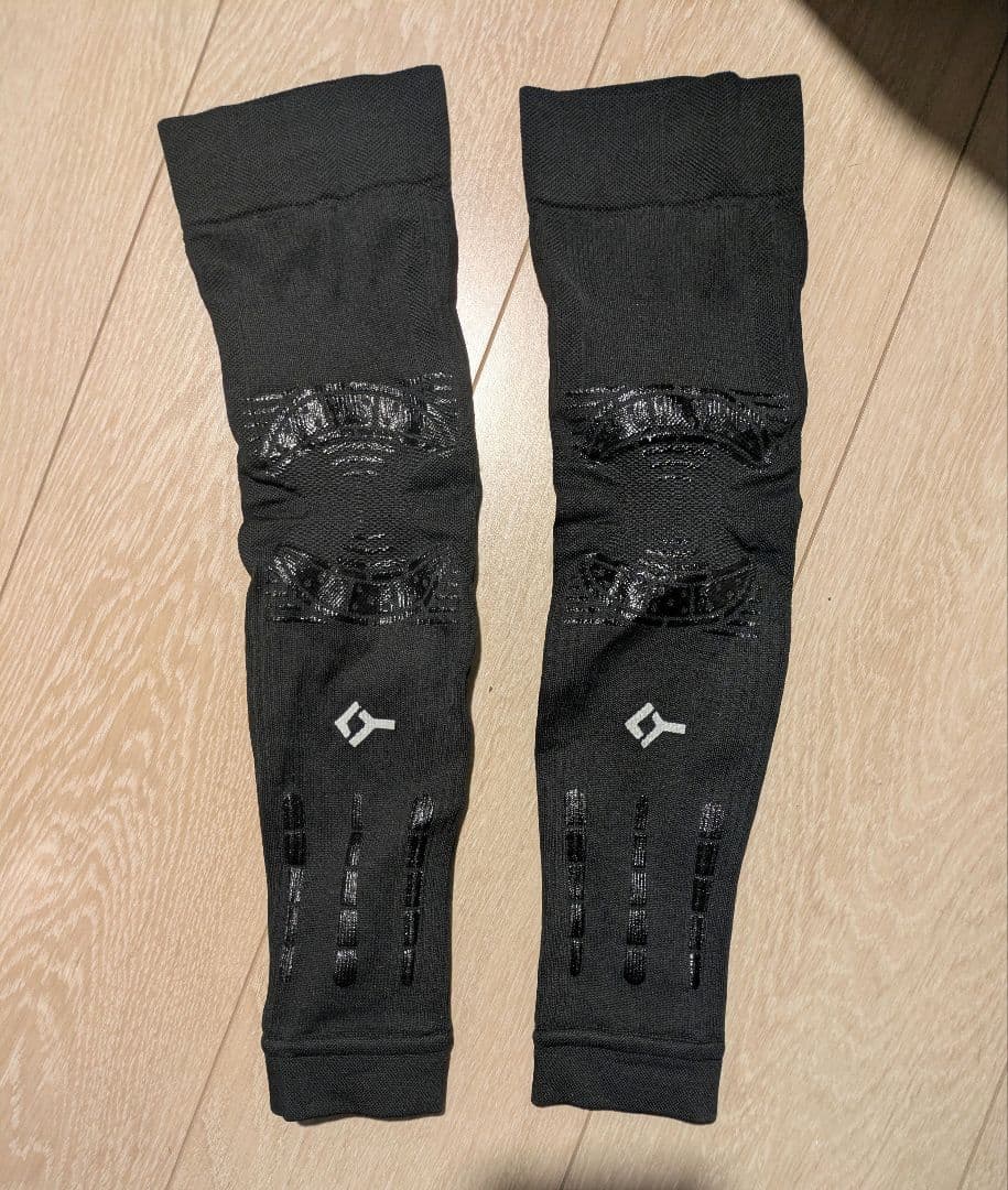 新品未使用品 flokyアームスリーブ ホワイト ブラック4本セット