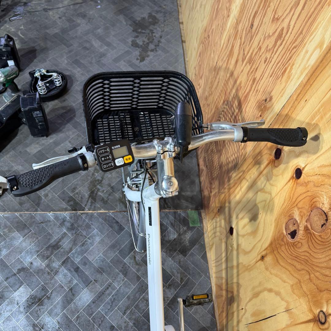 ホワイト 電動アシスト自転車 前バスケット付き バッテリー12ah
